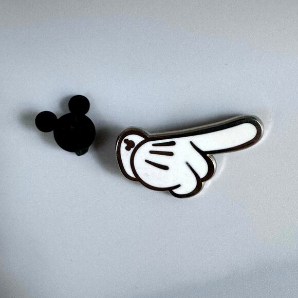 Disney Hong Kong Hidden Mickey Mouse Pointing Finger Glove Trading Pin - Picture 2 of 4